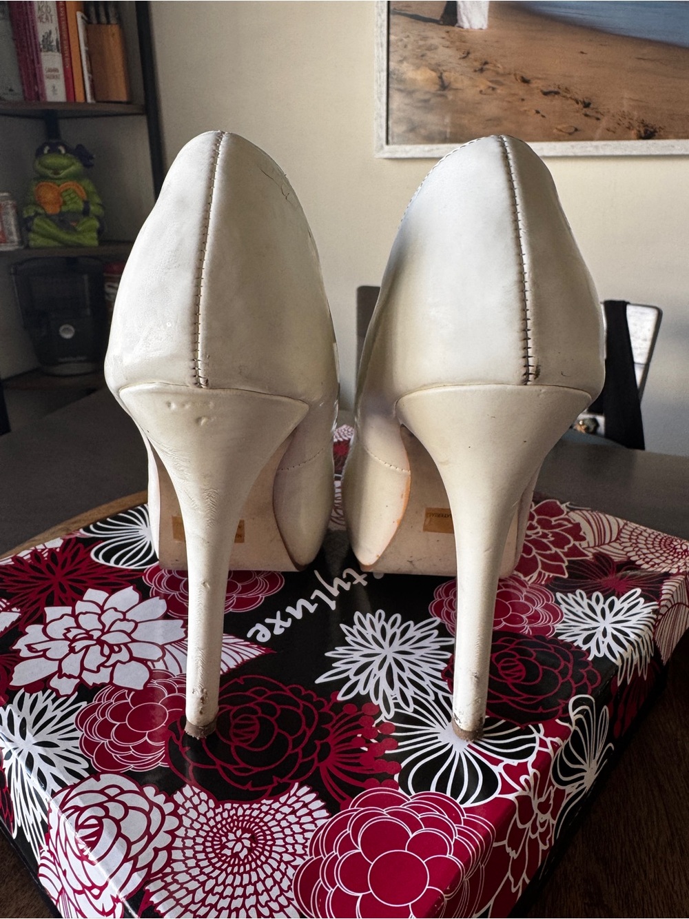Women’s Size 8 1/2 White Round Toe Platform Pumps - Picture 2 of 8